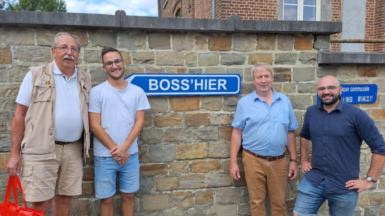 Les fondateurs du musée avec les opérateurs touristiques locaux.
