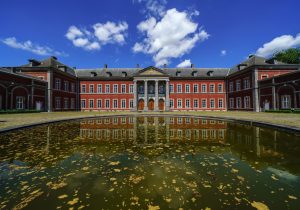 Palais abbatial et cour d'honneur.