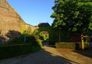 Entrée porche statue château ferme de Petit Leez Denis Closon