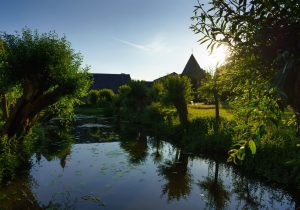étang bâtiment soleil château ferme de Petit Leez Denis Closon